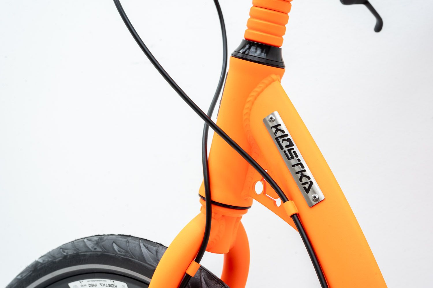 ./img/cms/mojeKOSTKA/kolobezka-tour-pro-g6-full-orange/02-kolobezka-tour-pro-g6-full-orange.jpg
