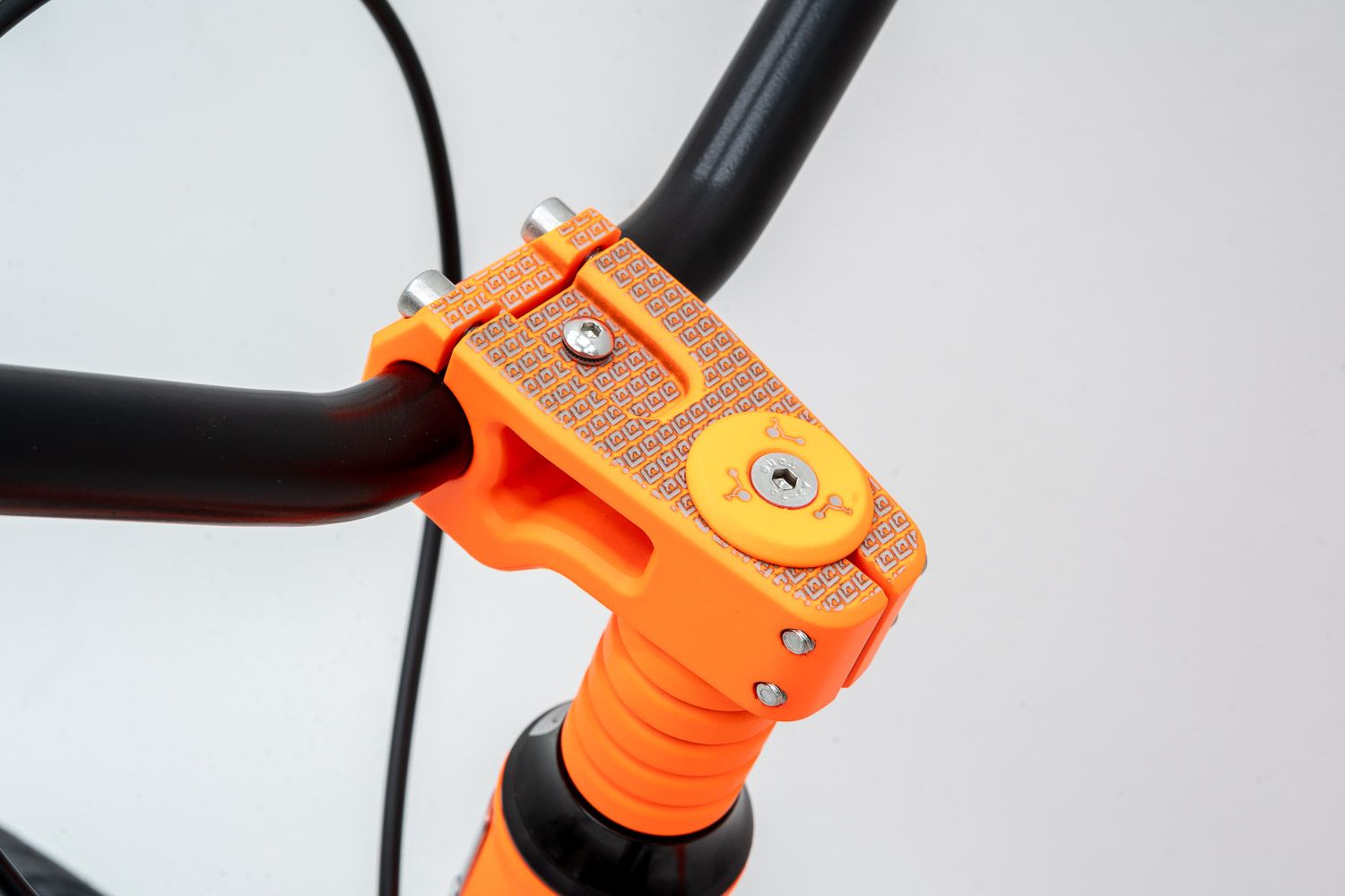 ./img/cms/mojeKOSTKA/kolobezka-tour-pro-g6-full-orange/06-kolobezka-tour-pro-g6-full-orange.jpg