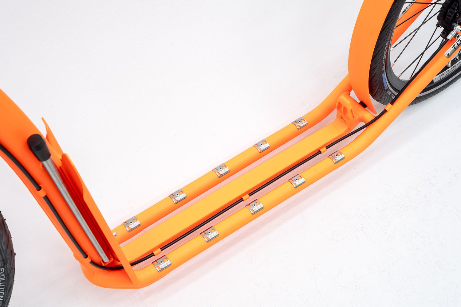 ./img/cms/mojeKOSTKA/kolobezka-tour-pro-g6-full-orange/07-kolobezka-tour-pro-g6-full-orange.jpg