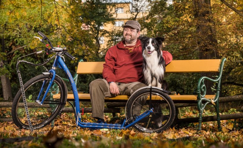 Mit Freunden, mit einem Hund, über Stock und Stein